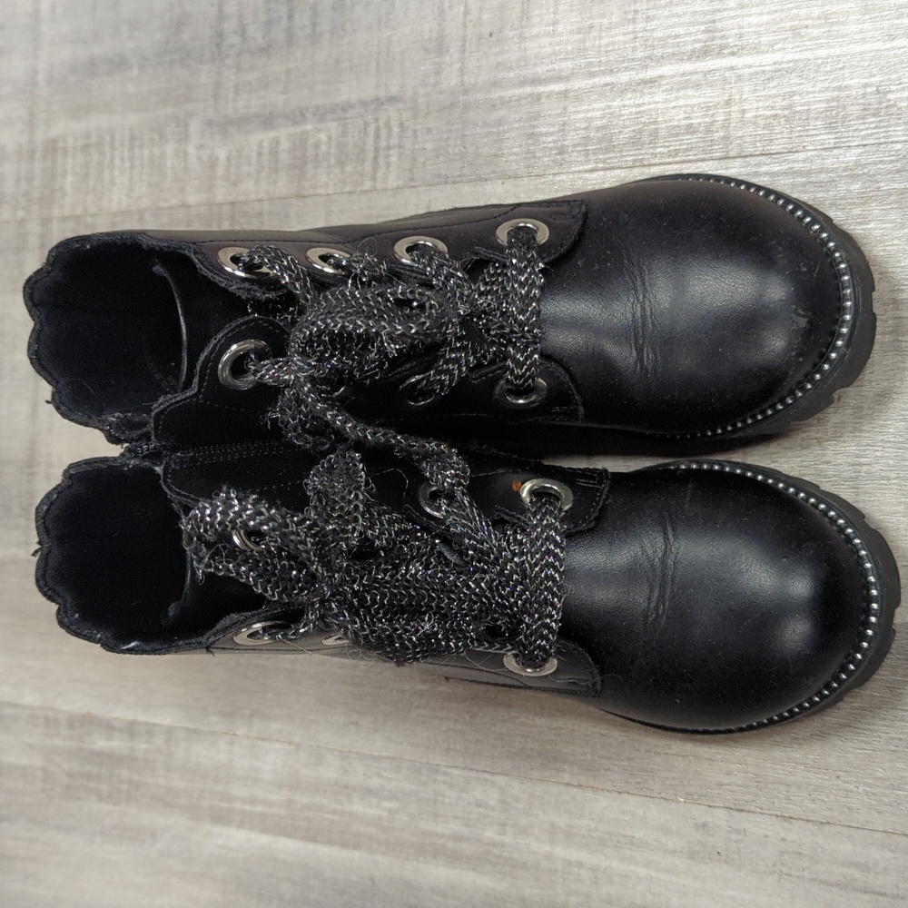 Black boots- girls